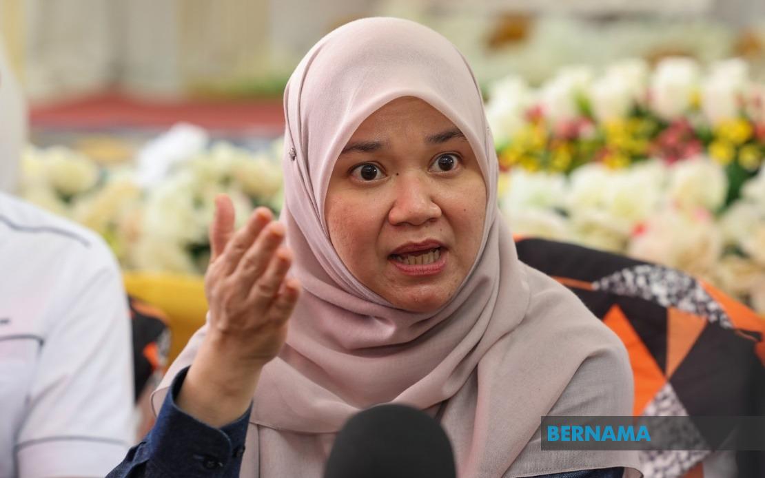 YB Kegembiraan (@ybgembira) on Twitter photo Jarang la budak syarul aka ratu naga ni nak minta maaf dan mengaku kesalahan.
Biasanya dia spin dulu, twist sikit tambah konspirasi.
Tapi kali ni lain. Mungkin aura mak2 YB <a href="/FadhlinaSiddiq/">Fadhlina Sidek</a> terlalu kuat untuk ditangkis. Jarang la budak syarul aka ratu naga ni nak minta maaf dan mengaku kesalahan.
Biasanya dia spin dulu, twist sikit tambah konspirasi.
Tapi kali ni lain. Mungkin aura mak2 YB <a href="/FadhlinaSiddiq/">Fadhlina Sidek</a> terlalu kuat untuk ditangkis.