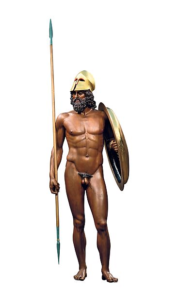 Las esculturas griegas y romanas no eran blancas.
Aunque hoy las vemos de mármol puro, originalmente estaban pintadas con colores vivos.