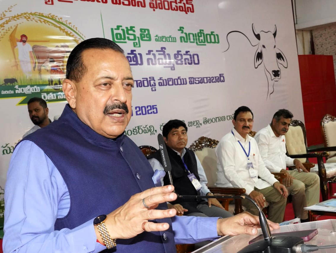 CSIR-IIIM (@csiriiim) on Twitter photo #AgriStartups are transforming rural India. At the #NaturalAndOrganicFarmersSummit2025, Hon’ble Union Minister and VP CSIR <a href="/DrJitendraSingh/">Dr Jitendra Singh</a> ji highlighted organic farming—powered by <a href="/CSIR_IND/">CSIR, India</a> innovations, drones, and soil health tools—as a smart, sustainable livelihood. #AgriStartups are transforming rural India. At the #NaturalAndOrganicFarmersSummit2025, Hon’ble Union Minister and VP CSIR <a href="/DrJitendraSingh/">Dr Jitendra Singh</a> ji highlighted organic farming—powered by <a href="/CSIR_IND/">CSIR, India</a> innovations, drones, and soil health tools—as a smart, sustainable livelihood.