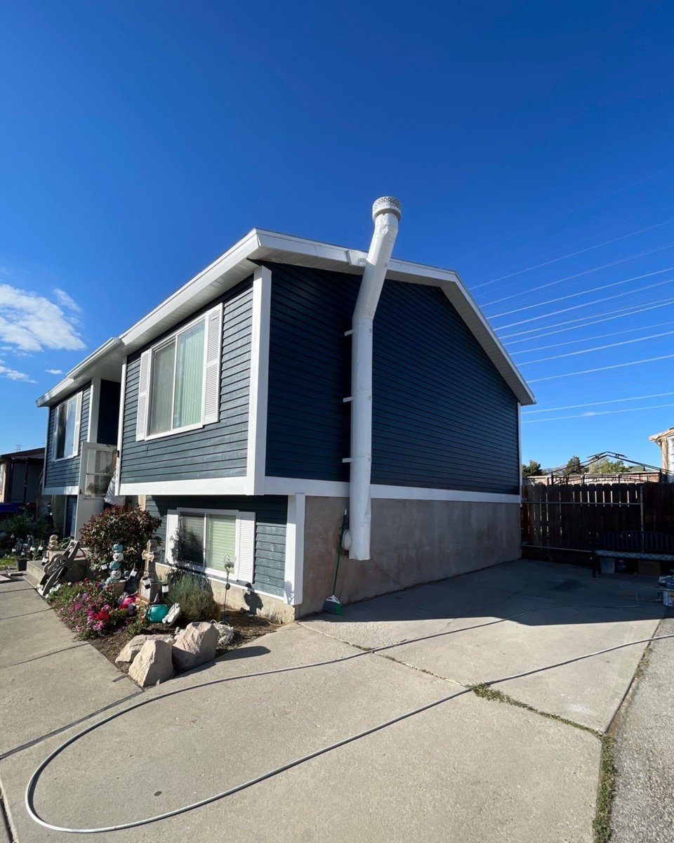 SwiftHandPaint's tweet image. Did you know? High-quality exterior paint can shield your home from harsh weather, preventing damage and saving on future repairs. Invest wisely!