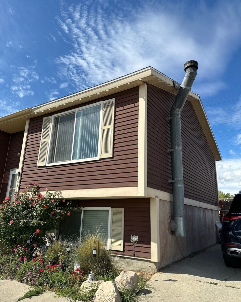 SwiftHandPaint's tweet image. Did you know? High-quality exterior paint can shield your home from harsh weather, preventing damage and saving on future repairs. Invest wisely!