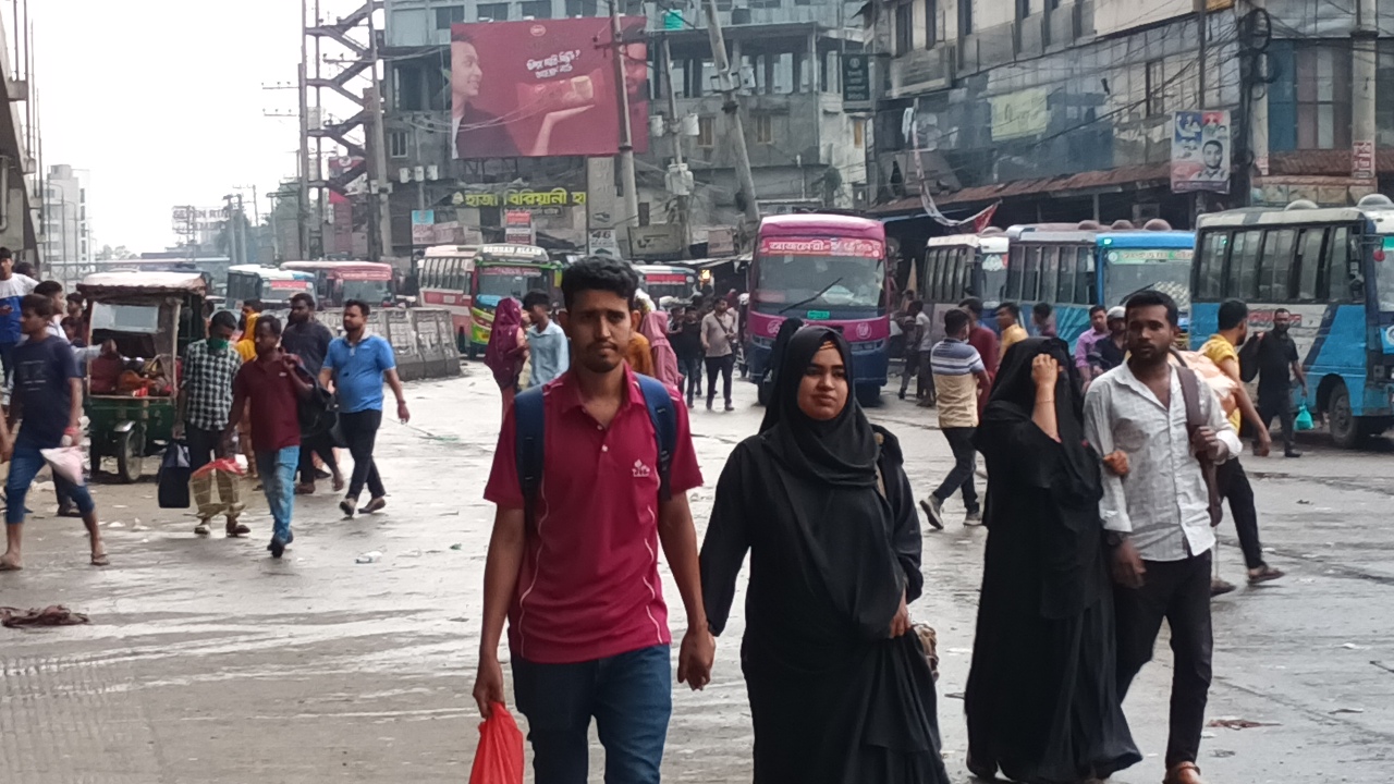 ঈদের ছুটি শেষে কর্মস্থলে ফিরছে মানুষ