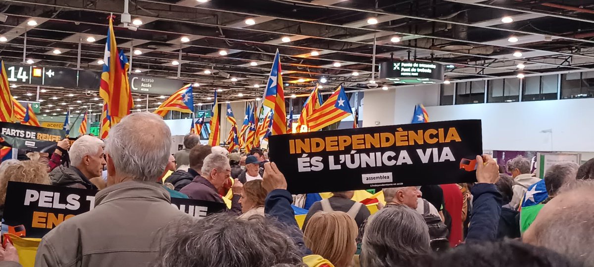 nuarimany's tweet photo. Quina barra!! Quines penques!! @som3cat ...acaben de començar el telenotícies i ni un mot per la manifestació a Sans,a BCN aquest matí contra el descontrol i sabotatges de la RENFE!! Però la 2a notícia ha sigut una manifestació pel preu habitatge a Madrid!!! Però què és això?? https://t.co/FmBOPdqluS