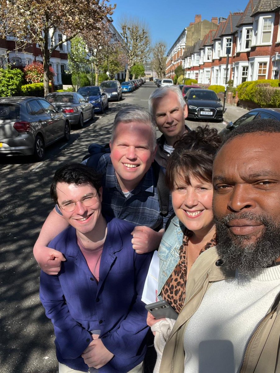 Team Holloway Labour in the sunshine on Widdenham Road this morning talking to residents about training, apprenticeships and work experience opportunities in our area - get in touch if you are interested! 
#OnYourSide 🌹