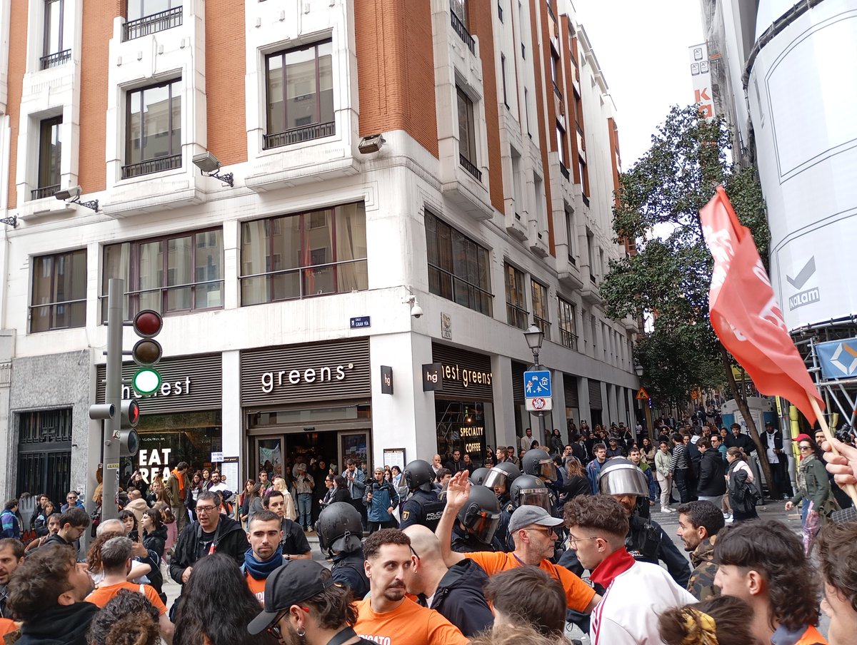 Cargas policiales después del cuelgue de la pancarta, vergüenza!