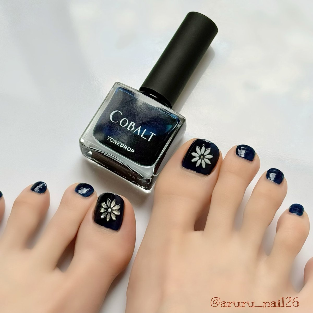 aruru_nail26's tweet photo. 深みのあるコバルトブルーでフットネイル💙
#pr #tonedrop https://t.co/K1vMsbo1Nd