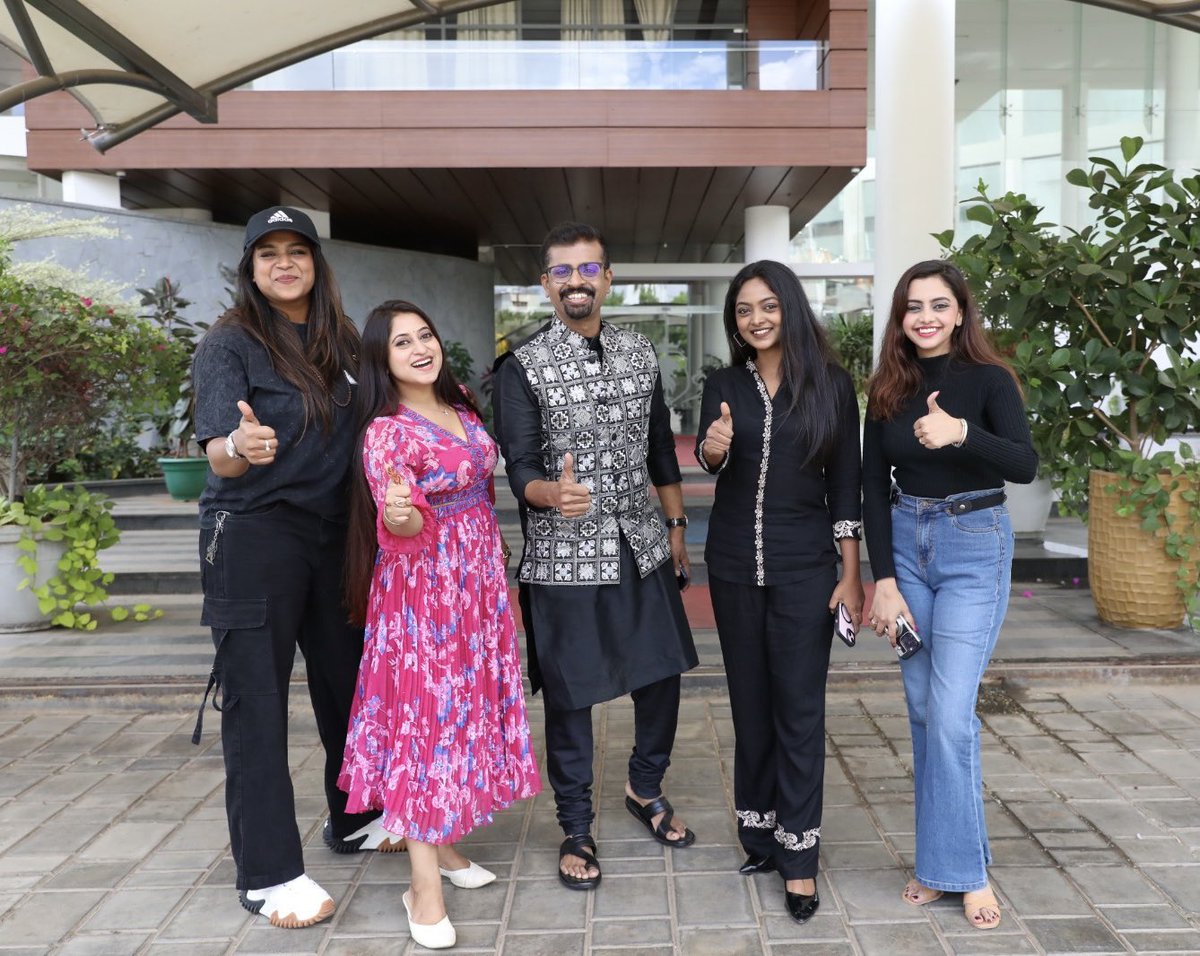 HarishNagaraju_'s tweet photo. ‘Gang Stars’ ನಲ್ಲಿ ಸೀರಿಯಲ್ ಸ್ಟಾರ್ಸ್. Watch Full Episode on ‘NewsO NewsU’ YouTube Channel 🥰
https://t.co/V4pwXgGuVi
#anchorharishnagaraju #newsonewsu #harishnagaraju #gangstars #celebrity #show #starshow #sukruthanag #shruthiramesh #vijayalakshmi #priyashatamarshan #kannadafilm #tvcelebrity #serialstars #actress #actresslife