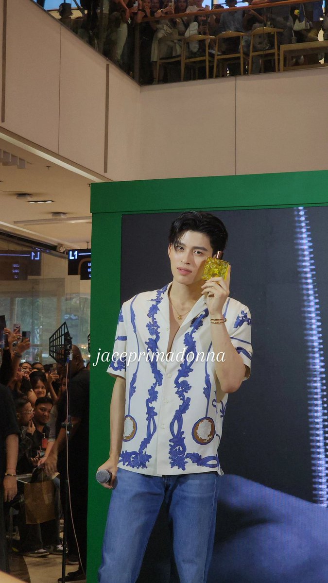 Jaceprimadonna's tweet photo. Talk about face card? Here's @ppnaravit for Versace Summer Pop-up event at SM Aura Atrium. 

#VersaceFragrances
#PondxVersaceFragrancesPH https://t.co/WT6K6VeBT7