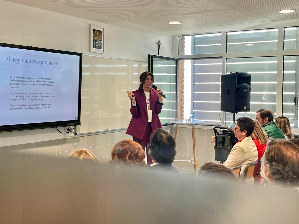 Gracias, Paloma Ruiz Mateos, por tantas claves  importantes que ayudan y mejoran nuestro matrimonio #41CongresoFEPACE #UnaMiradaHaciaLosPadres