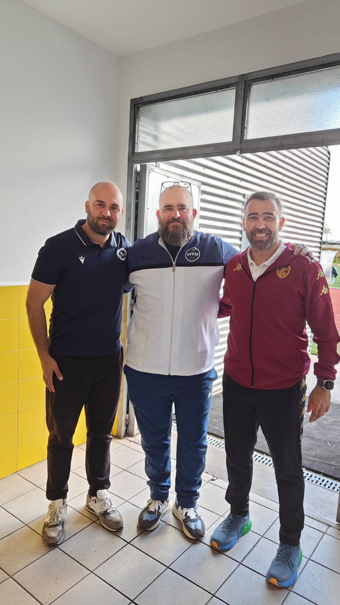 EntrenadoRffm's tweet photo. Dani Simón (@DasiseSimn), miembro del Comité de Entrenadores de la RFFM, ha asistido en Paracuellos 🏟️ al partido de Primera Autonómica Alevín México - @CDParacuellos 🆚 @cdsanroqueeff, donde ha acompañado a los entrenadores de ambos equipos, David Plaza y Alejandro Escribano. https://t.co/023pzCWG49
