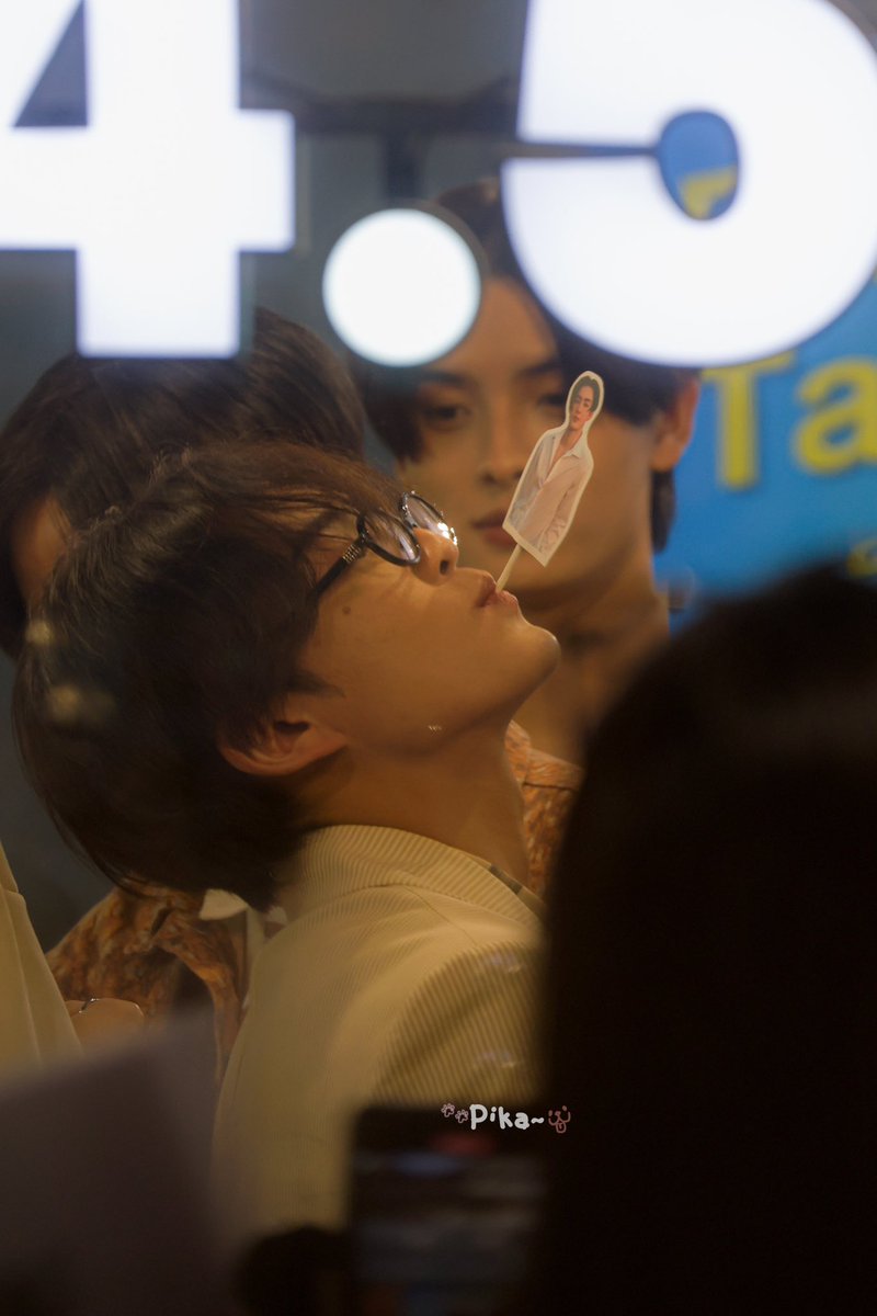 standforchuuu's tweet photo. หน้าชัด หลังใคร 🤭

#KHUNPOL #HEARTchuthiwat https://t.co/RfPD2KCj92