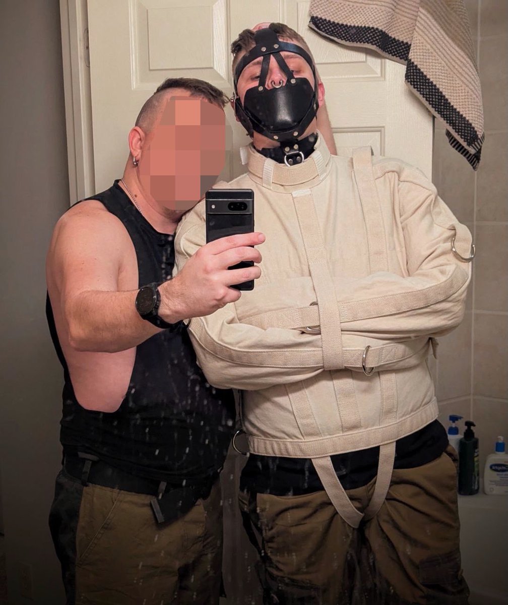 This is how <a href="/rubberdrone/">sniperboyfriend | rubberdrone</a> gets me to stay still for cuddles😝

Thanks to <a href="/ArmyPup86/">Hüsky</a> for letting us borrow the straitjacket😈