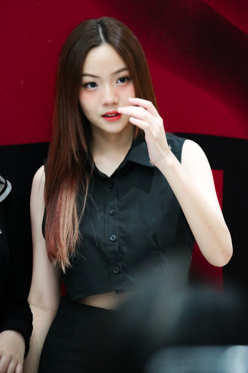 LittleSatchan's tweet image. ลุคนี้ทีไร พิซัทกลายเป็นสุดหล่อทุกที 🖤🪐✨

#SatchanSawitchaya 
#DesignVillageRatchada #FriYaYNight  #BREWAVE