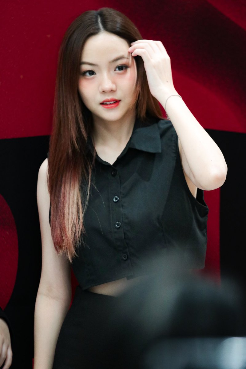 LittleSatchan's tweet image. ลุคนี้ทีไร พิซัทกลายเป็นสุดหล่อทุกที 🖤🪐✨

#SatchanSawitchaya 
#DesignVillageRatchada #FriYaYNight  #BREWAVE