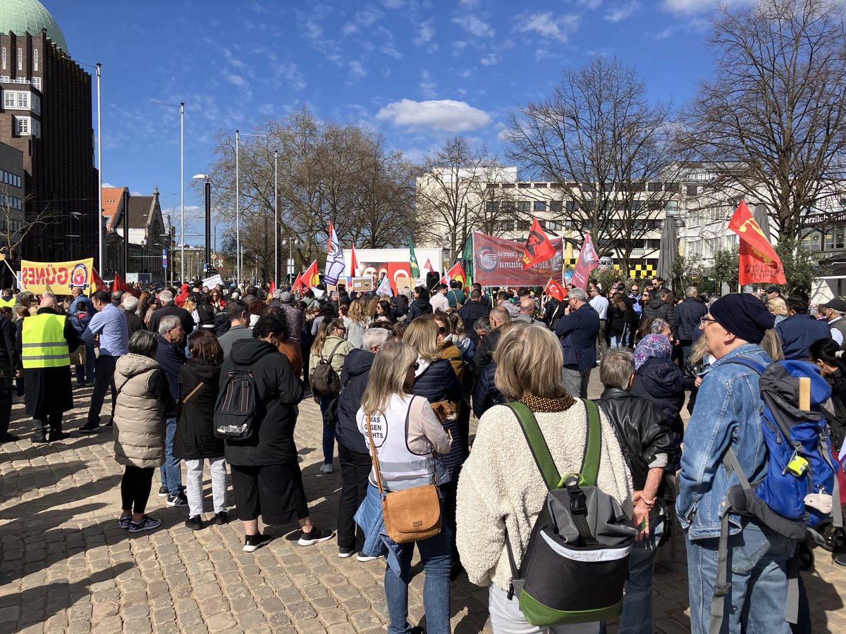 Bin gerade in Hannover &amp; möchte meine Solidarität mit Ekrem İmamoğlu, sowie mit den vielen friedlichen Demonstrierenden in der Türkei zum Ausdruck bringen.Ein Zeichen für Demokratie &amp; Gerechtigkeit zu setzen &amp; für alle politischen Gefangenen eine sofortige Freilassung zu fordern!