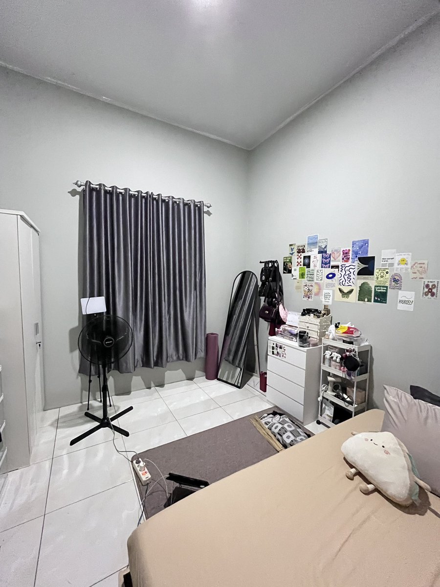linskinjournal's tweet photo. sebelumnya kamar ku kaya gini guys:

kasur kegedean… lemari kurang menarik dan nggak muat baju2 ku… dan banyak printilan barang yg gaada tempatnya:”)

and now: lebih lega. lebih rapi… dan nyaman banget. lebih betah sekarang bisa berhari2 di kamar. 💌

nggak nyesel sama sekali🙂‍↕️