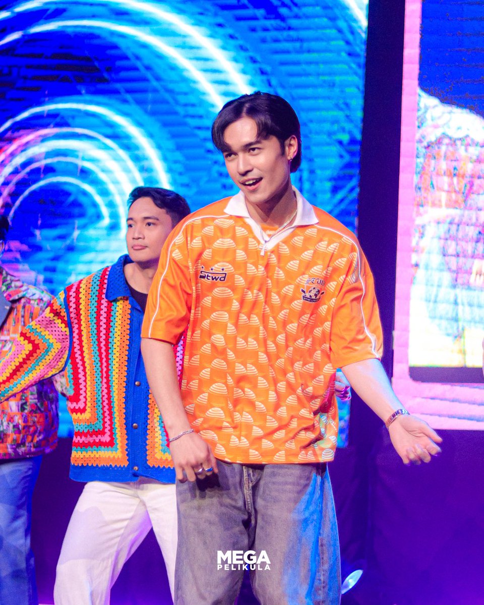 MegaKapamilya's tweet photo. DYLAN, SOBRANG POGI NGAYONG GABI! 🔥

Swabe, fresh, at lakas maka-leading man ang dating ni Dylan sa unforgettabolabol! Bawat anggulo, pang-poster boy — di na kailangang magsalita, presence pa lang kinikilig na ang madla!

#MEGAkapamilya #StarMagic #PBBGen11FanCon #PinoyBigBrother #Unforgettabolabolabol #FyangSmith #RainCelmar #KoletteMadelo #RainCelmar