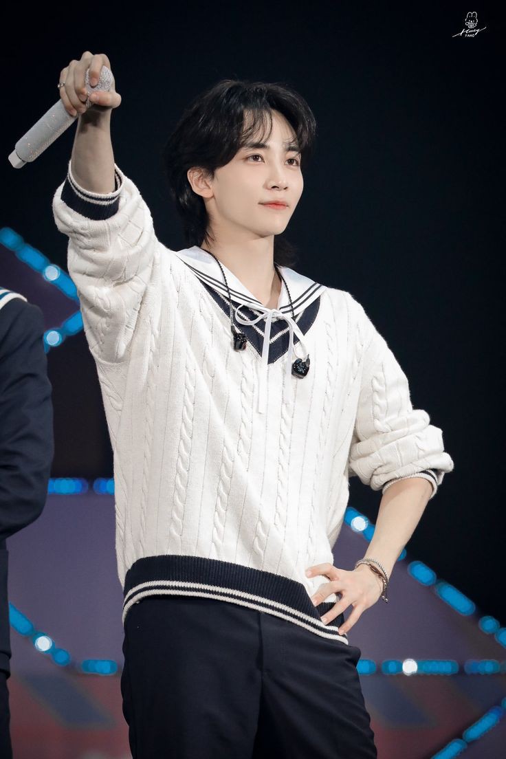 <a href="/kimudayeon/">Dayeon.</a> Langkah kakinya yang mantap memasuki panggung. Senyuman simpul diberikannya sembari menatap kepada seluruh audience yang datang. Dia mengangkat mic di tangannya dan mulai berbicara. 

"Selamat malam Flechazo kesayangan gw dan para Cupids?? Gak kerasa udah di penghujung farewell."