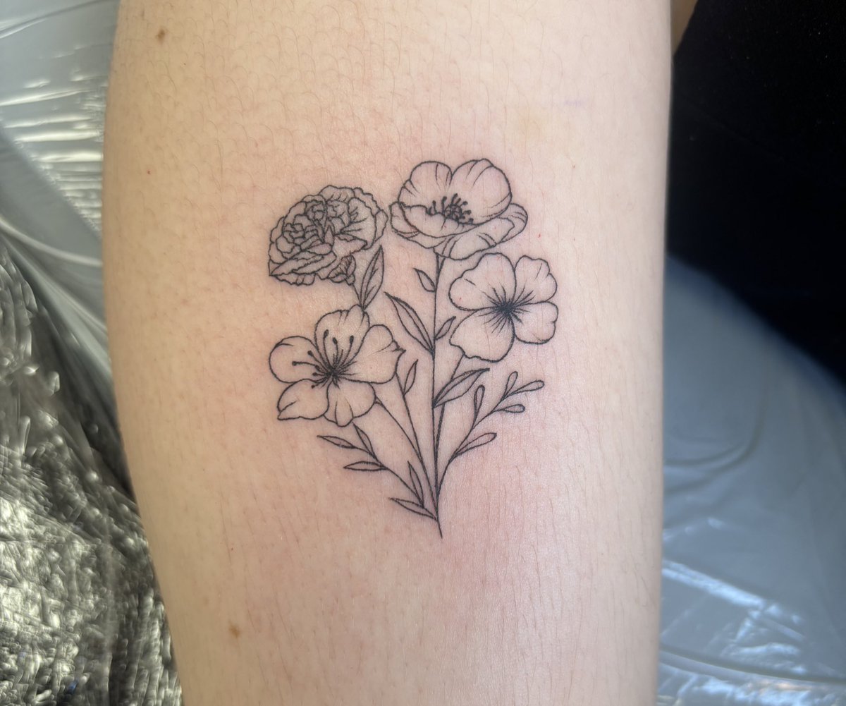 newest tattoo; all of my family's birth flowers 🥹🤍, image size:1200x1001