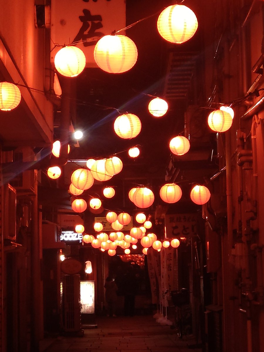 いつもの小路が春祭りで幻想的