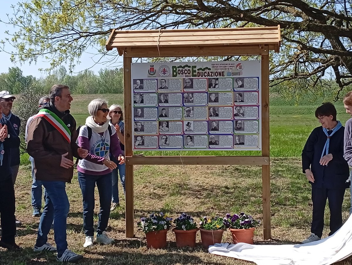 Argenta: 𝙋𝙧𝙞𝙢𝙤 𝙙𝙤𝙣𝙤 del Settantesimo 𝙘𝙤𝙣𝙨𝙚𝙜𝙣𝙖𝙩𝙤!
Oggi la posa del primo albero del Bosco dell’Educazione del MASCI! Il presidente Massimiliano Costa con il sindaco Andrea Baldini, Cecilia Cinti del <a href="/MovimentoLS_IT/">Movimento Laudato Si'</a> , #scout e cittadini!