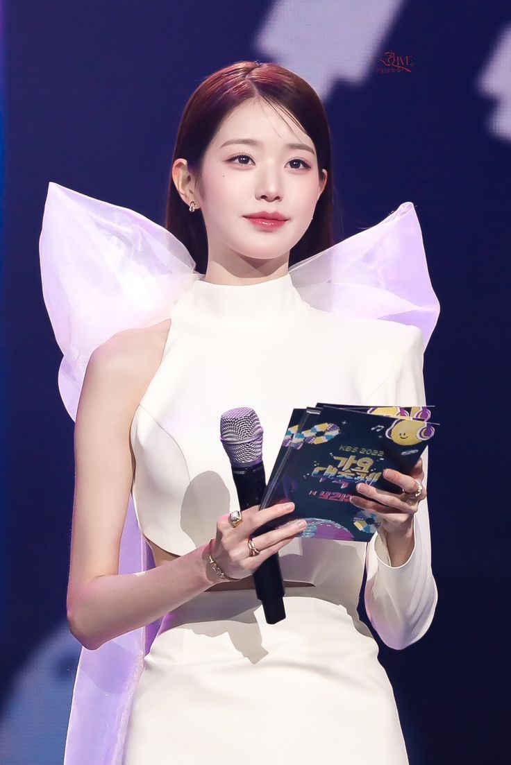 Setelah namanya disebut, Puan tersebut berjalan dengan perlahan menuju tempat utama, langkahnya terasa berat mengingat ini pesta perpisahan dengan para Flechazo.

"Selamat malam Flechazo kesayangannya Nona, apakabar kalian?"

Ucapnya lembut, memperhatikan para Flechazo yang hadir