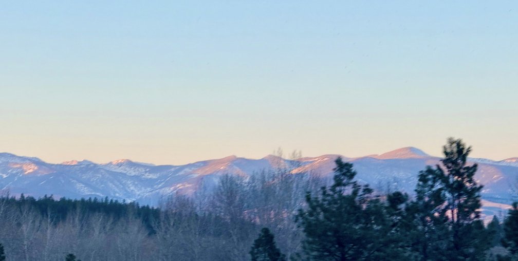 My goodness, March seemed to go by so quickly, and the first week of April has already drifted by. Spring cleaning has begun, the river floating season is here, and Easter is just around the corner. Let’s cherish these warming spring days, with vibrant colors blooming ahead,