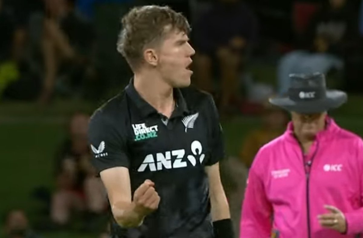 MBESportHQ's tweet photo. 🚨 CLEAN SWEEP! 🧹
🇳🇿 New Zealand defeat 🇵🇰 Pakistan by 43 runs to win the ODI series 3-0 at Bay Oval!
Ben Sears: 5/34
Michael Bracewell: 59 (40) & 1/39
Babar Azam: 50 (58)
Pakistan bowled out for 221 chasing 265.
#NZvPAK #CricketTwitter #ODI #SweepComplete https://t.co/DguRj6QNdf