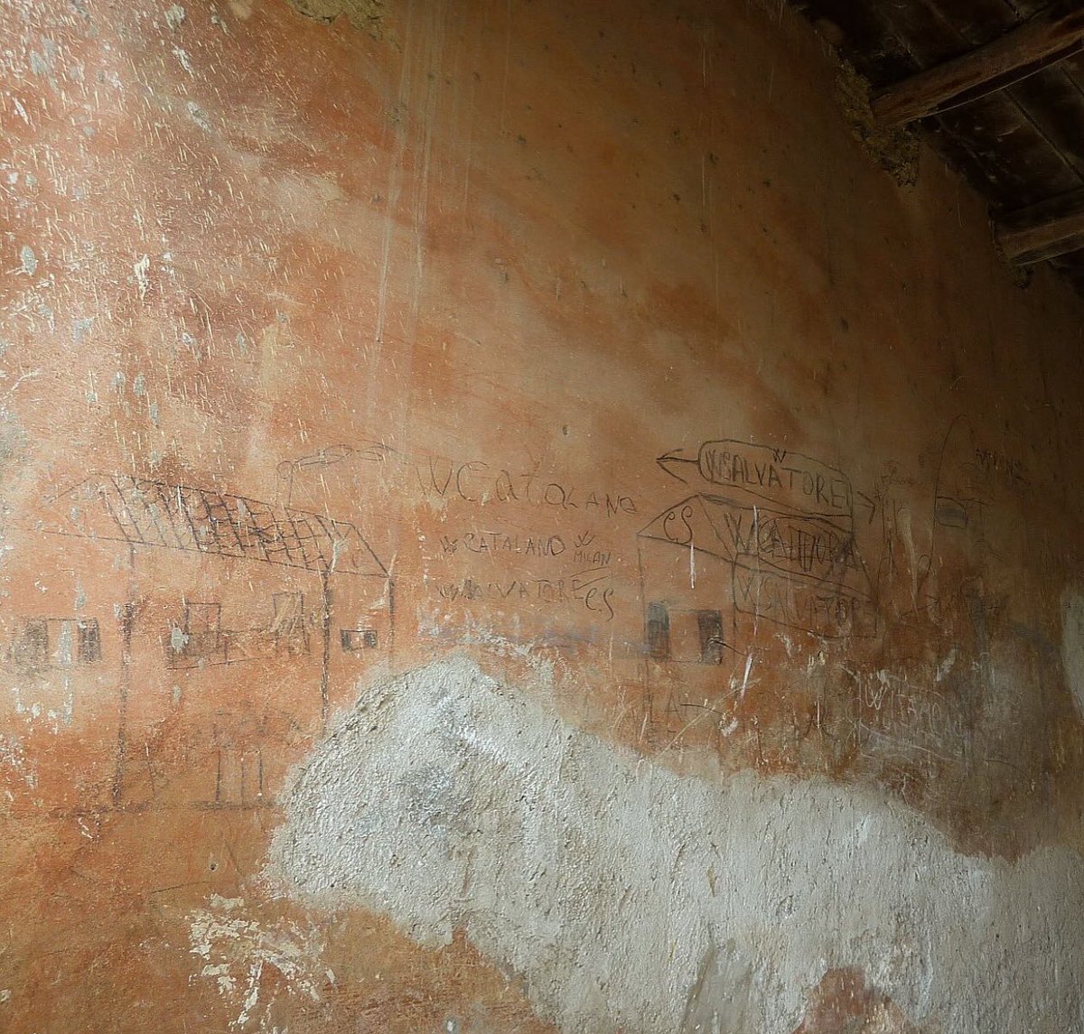 I graffiti, sebbene possano essere considerati vandalismo in alcuni contesti, testimoniano una forma di espressione spontanea e creativa, tipica anche dei bambini che spesso disegnano e scrivono sui muri. Impronte oggi ricordi nel tempo. #infanzia #catalano #futani