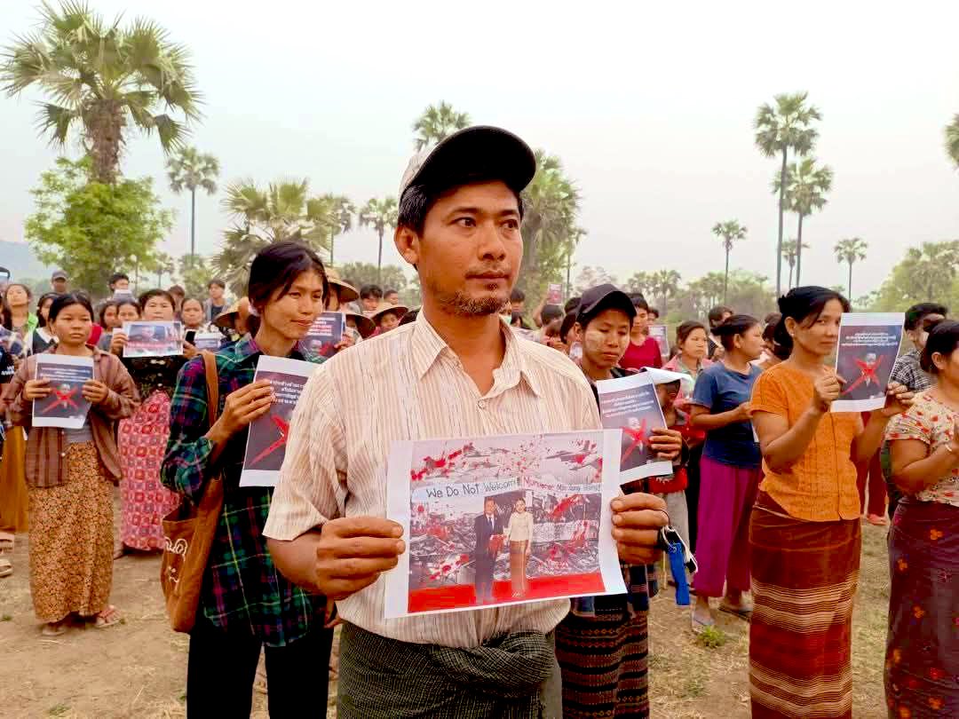 Nikki66000460's tweet photo. In #Yinmarbin_Salingyi Region,#Sagaing Div, The Strike Columns joined with holding the banner “Don’t Support the Myanmar Junta” and protested against the  invitation of the terrorist leader Min Aung Hlaing from BIMSTEC meeting .
#WhatsHappeningInMyanmar 
#2025Apr5Coup https://t.co/baeRk7mDQe