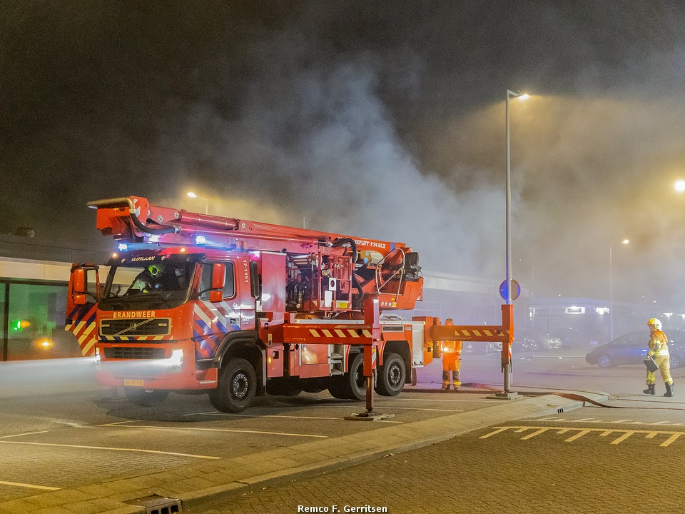 Grote brand in autogarage in Rotterdam