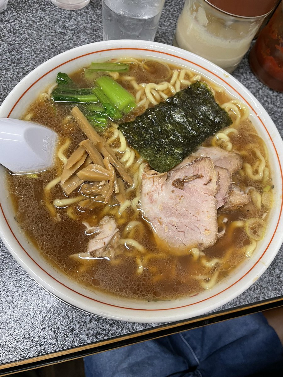 帰りはテレビで見たラーメン屋へ♬
手打ち麺　美味しかった！子供もめっちゃ食べてた！
サービス、ステッカーまで頂き感謝✨

手打ちらーめん　勝龍
ブタWかぐらボンバー
しおラーメン
ラーメン
チャーシュートッピング、ライス
#手打ちらーめん勝龍　#新潟　#オモウマい店