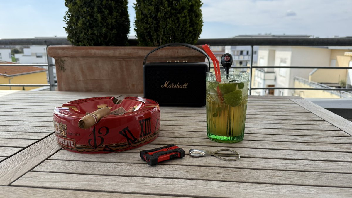 “Cuban Moment of Indulgence”
Romeo y Julieta Pirámide (EL) – medium-bodied, spicy, perfectly aged
Mojito with Havana Club 7, lime, mint &amp; 7up – fresh &amp; aromatic
Served in a green glass with a Fuente ashtray
Result: An elegant pairing full of depth &amp; character – true Cuban vibes.