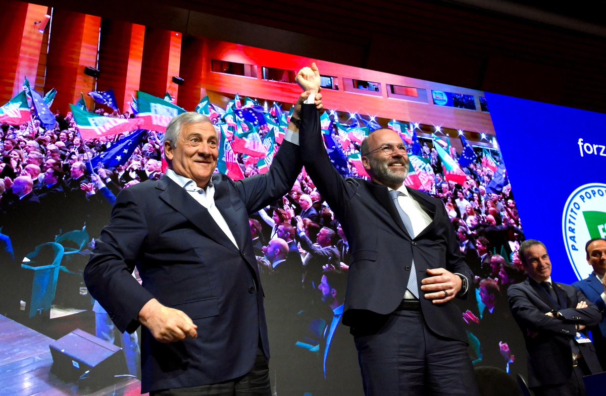 Antonio_Tajani's tweet photo. Una marea azzurra, quella di una Forza Popolare Europea, quella di Forza Italia! Grazie Manfred per la tua amicizia! https://t.co/vJr4n1Epl7