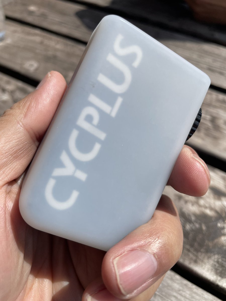 CarbonDonuts's tweet image. 満開の八徳桜の下で
チームメイトがパンク

購入以来ようやく活躍の場を得たCYCPLUSの電動ポンプ
楽で早くて空気圧も指定できる！
Amazing！
#cycplus