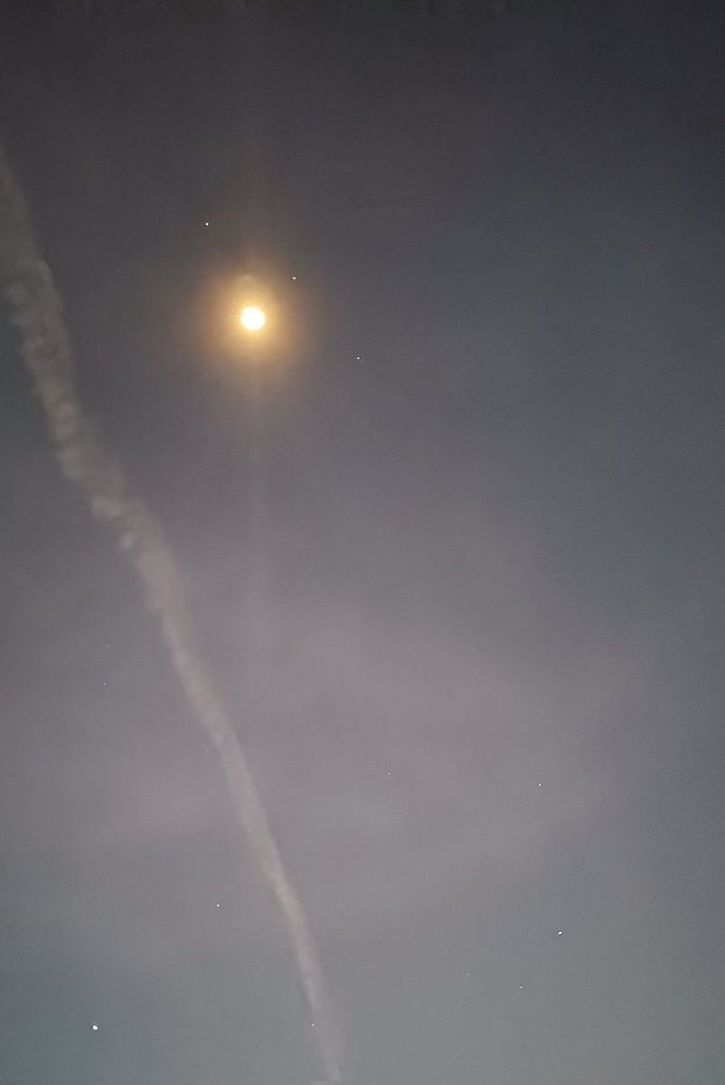 Do you see these 3 stars around moon today? Post your pictures of today's 🌙😀