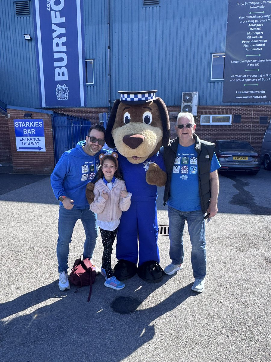 chris___kendall's tweet image. Arrived in time. Generations. 😍

Come on @buryfcofficial!!!! 👊🏼

#grandad #daughter #3togo #buryfc