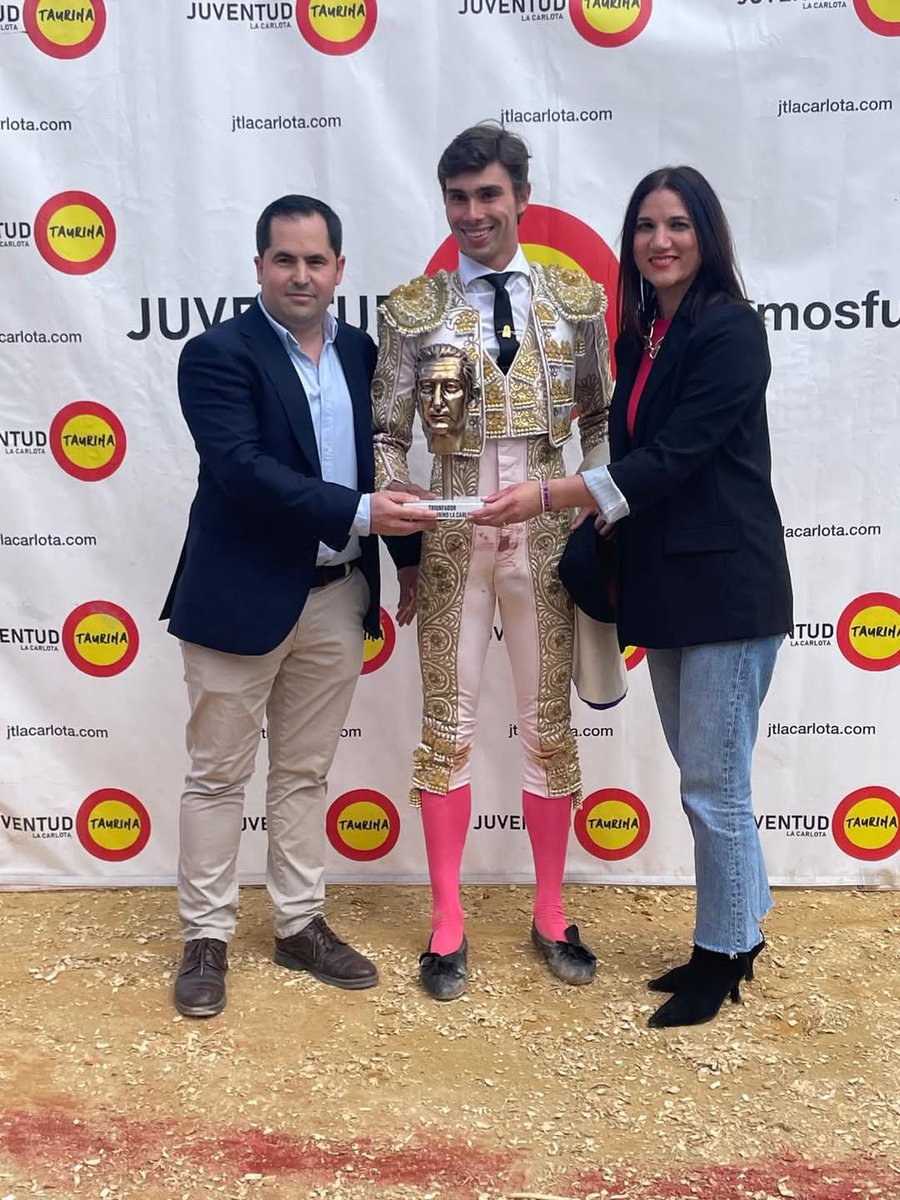 La Carlota el novillero ursaonense, alumno de Escuela de Écija, Julio Romero triunfador del X Bolsín Taurino de <a href="/JT_LaCarlota/">Juventud Taurina La Carlota</a> al cortar 2 orejas a un buen eral de Toros de la Plata en la final celebrada esta mañana en Jardines Taurinos  El Pilar foto <a href="/ETAURINAECIJA/">Esc. Taurina Écija</a> <a href="/portaltaurino/">Portal Taurino</a>