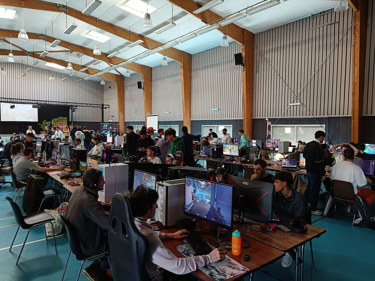 LAN_Divy's tweet image. La phase de poule CS2 est maintenant terminée, celle de Rocket League vient de débuter.
N'hésitez pas à venir nous voir à la salle polyvalente de Landivy. Des stands d'animations sont accessibles en libre accès.
Suivez en direct la LAN'Divy depuis twitch.tv/survivebox
#LANDIVY