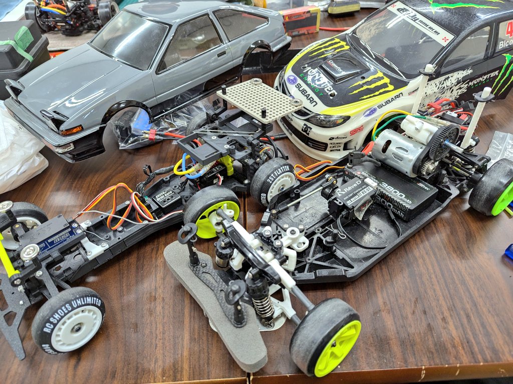 shoes_rc's tweet image. 拙作のモーター横置きTT-02コンバメカとギアボとリアサスと色々治してやっとまともに走るようになりました！
動画は館長 @pekopla さんのドライブ
#横浜SRCサーキット #SRC #TT02