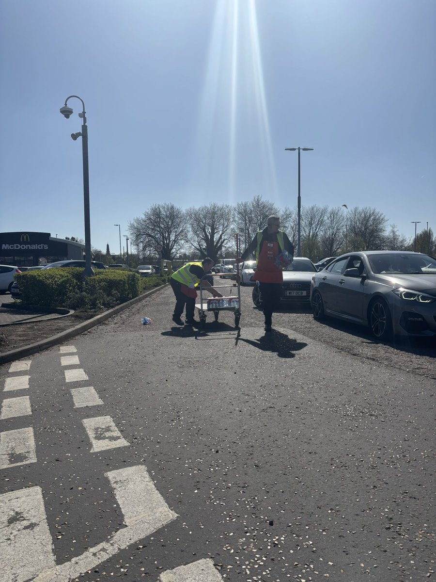 jasondean100's tweet image. A big well done &amp;amp; thank you to @BandQ staff at St Oswalds who are handing out free water bottles to those caught up in the massive traffic #gridlock in Gloucester at the moment. Much of the city centre has been paralysed for several hours because of roadworks on the A40 @BBCGlos