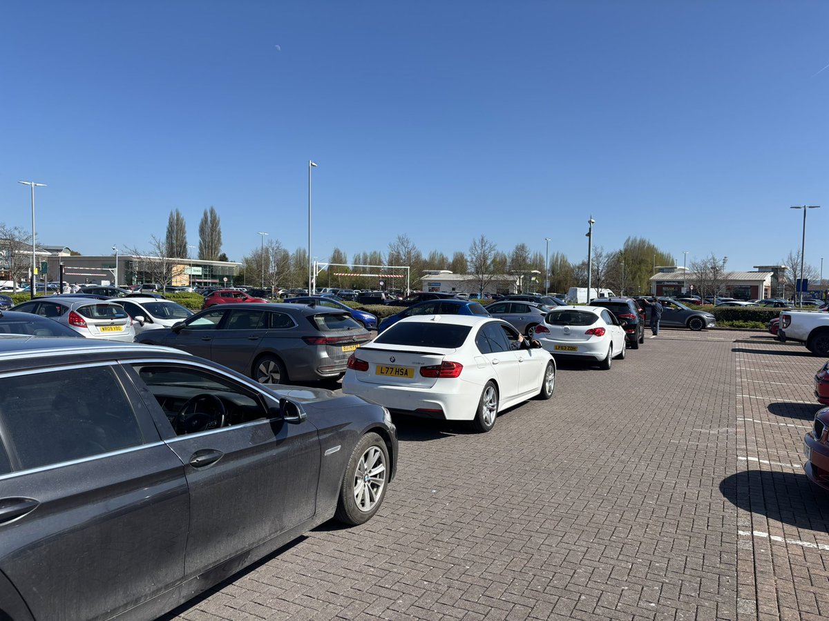 jasondean100's tweet image. A big well done &amp;amp; thank you to @BandQ staff at St Oswalds who are handing out free water bottles to those caught up in the massive traffic #gridlock in Gloucester at the moment. Much of the city centre has been paralysed for several hours because of roadworks on the A40 @BBCGlos