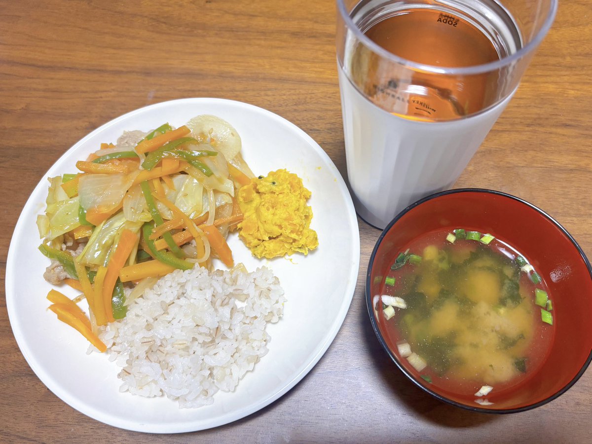 【野菜炒め 178円】
にんじん 1/3　30円
ピーマン 1個　32円
玉ねぎ 1/4　17円
カットキャベツ 1/4袋　25円
豚こま 50g　74円

焼肉のタレ
レンジで6分

【その他】
サラダ 60円
レモンティー 15円
味噌汁　15円
ごはん 50円

∑ 318円