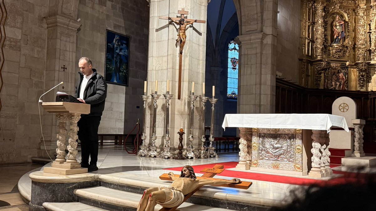 Oración de jóvenes con el Obispo del mes de abril. Esta vez nos acompañaron de manera especial los jóvenes cofrades.