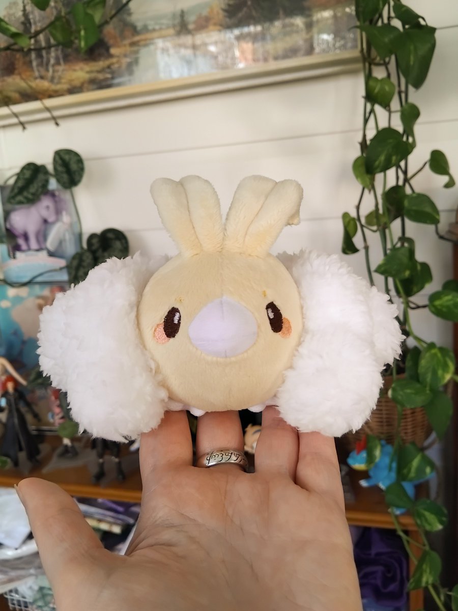 I always say I don't like making tiny plush, but then I do and I end up with a sweet little angel I can cradle in my hand and it's all worth it :')