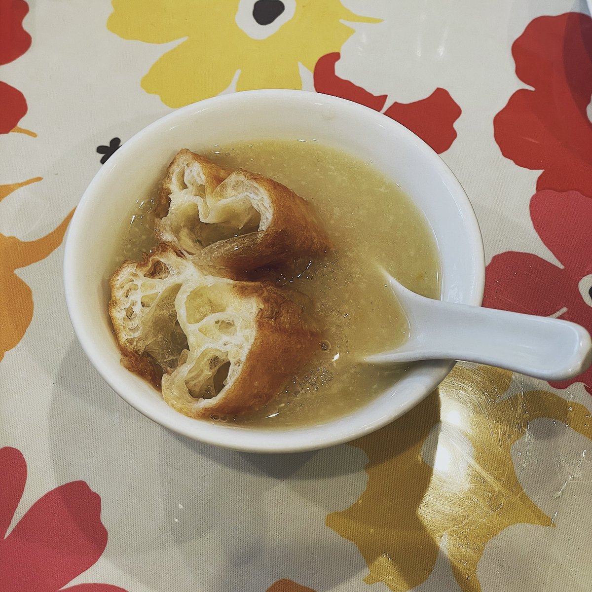 16人集めないと食べられない毋米粥というお粥を頂きました。色んな食材が集結して旨みを溜め込んだお粥、豪快でした。
