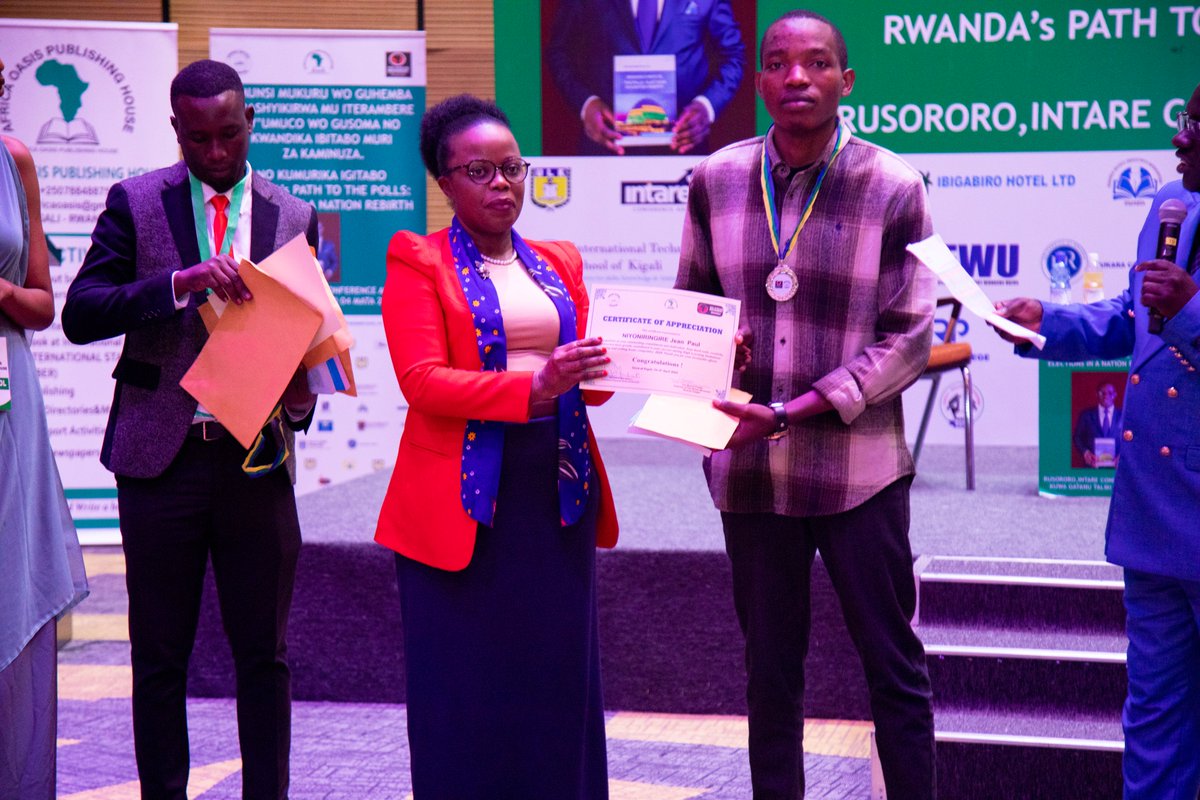 Karongi_College's tweet image. RP-Karongi College yahembewe kuba yarabaye indashyikirwa ku mwanya wa 3/21 mu guteza imbere umuco wo gusoma no kwandika. Ni mu gihe abanyeshuri, NIYONIRINGIYE Jean Paul na MUBANE Renaud bahembwe mu banyeshuri 20 bahize abandi muri aya marushanwa. 2/3
@RwandaPolytec @RwandaWriters