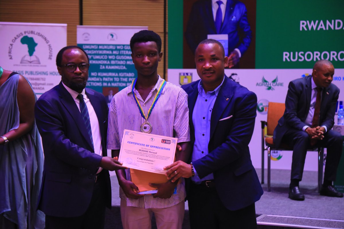 Karongi_College's tweet image. RP-Karongi College yahembewe kuba yarabaye indashyikirwa ku mwanya wa 3/21 mu guteza imbere umuco wo gusoma no kwandika. Ni mu gihe abanyeshuri, NIYONIRINGIYE Jean Paul na MUBANE Renaud bahembwe mu banyeshuri 20 bahize abandi muri aya marushanwa. 2/3
@RwandaPolytec @RwandaWriters