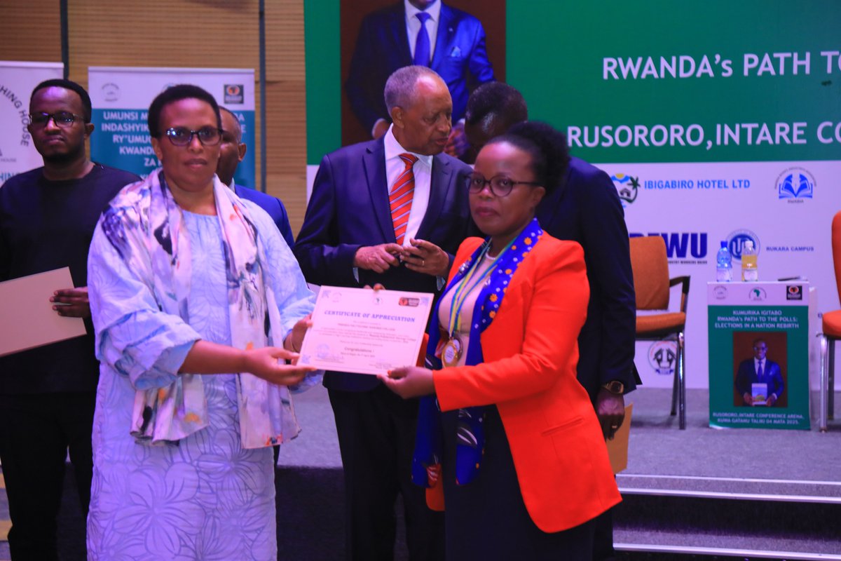 Karongi_College's tweet image. RP-Karongi College yahembewe kuba yarabaye indashyikirwa ku mwanya wa 3/21 mu guteza imbere umuco wo gusoma no kwandika. Ni mu gihe abanyeshuri, NIYONIRINGIYE Jean Paul na MUBANE Renaud bahembwe mu banyeshuri 20 bahize abandi muri aya marushanwa. 2/3
@RwandaPolytec @RwandaWriters