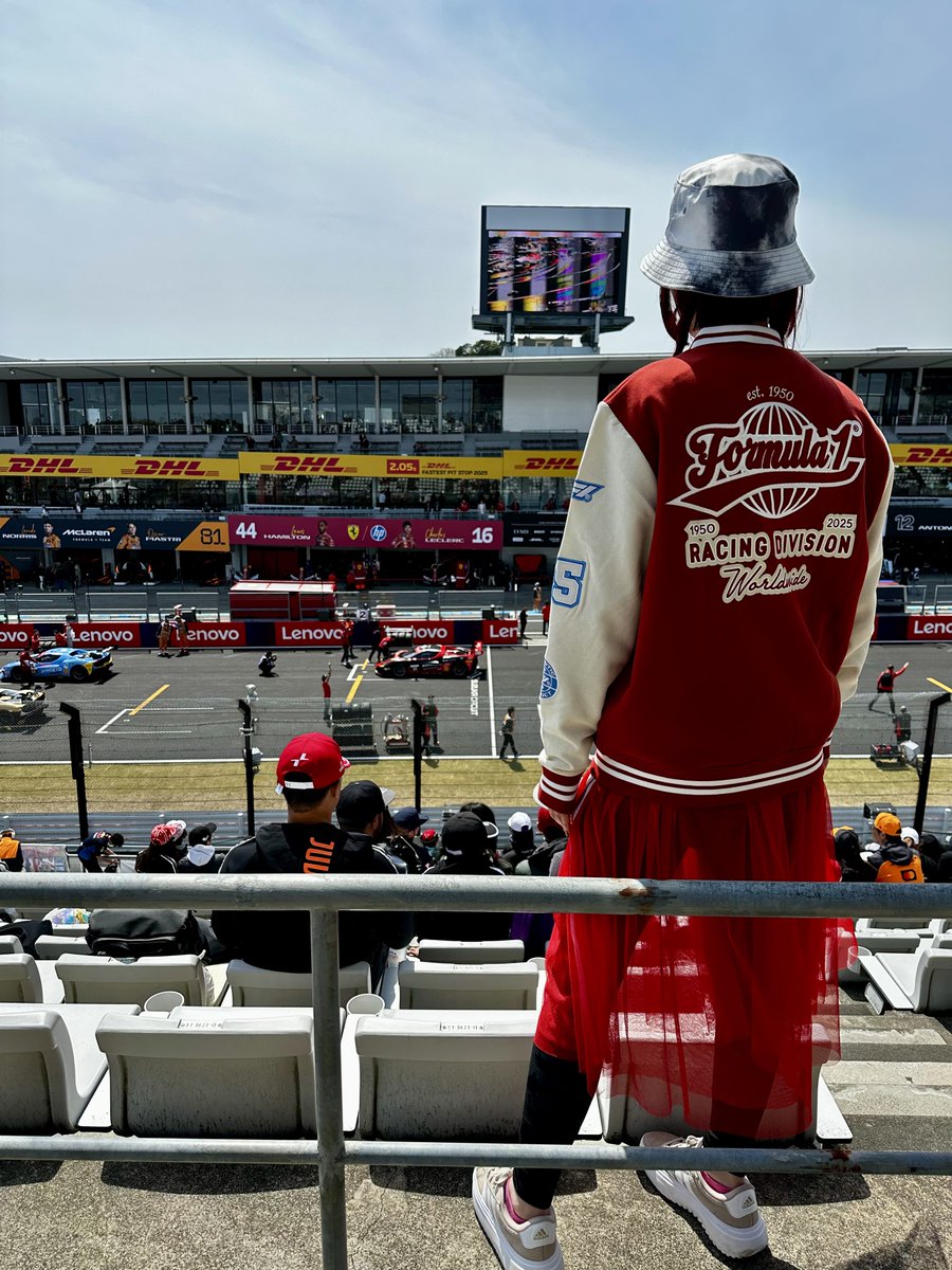 今年の誕生日は
大好きなF1を、大好きな鈴鹿サーキットで、
赤い服を着て、赤髪で（いつも!!）、赤いチームに移籍した推し❤️を応援しにきました🏎️🏁

#F1
#JapaneseGP
